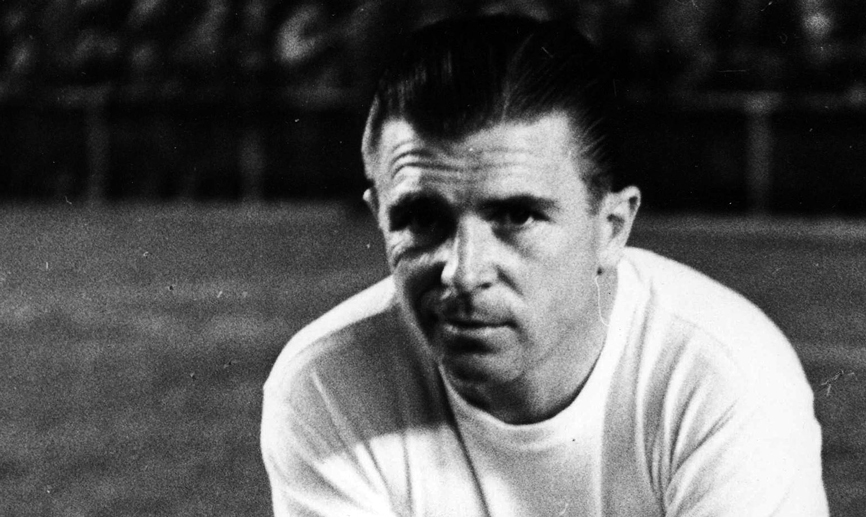 Ferenc Puskas posa antes de un partido