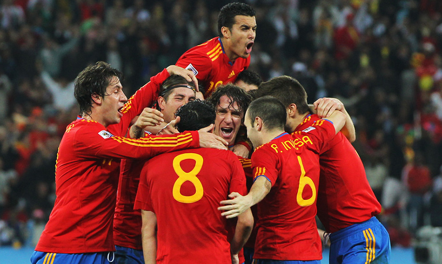 Puyol celebra un gol con sus compañeros