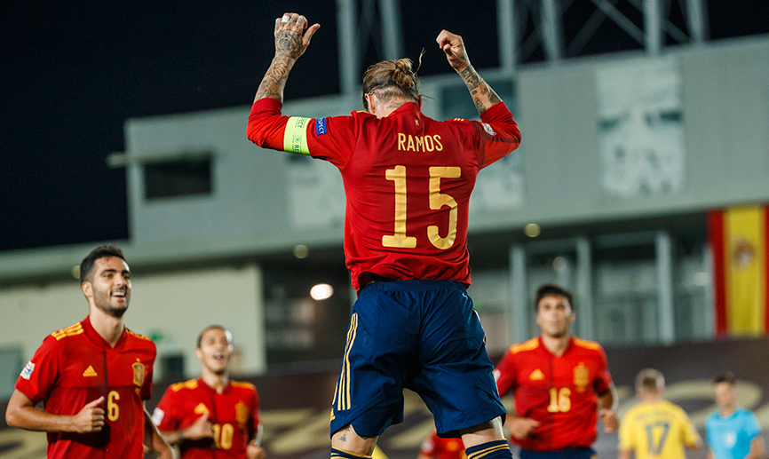 Sergio Ramos celebra un tanto frente a Ucrania