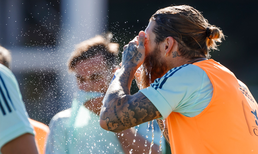 Sergio Ramos echándose agua en la cara