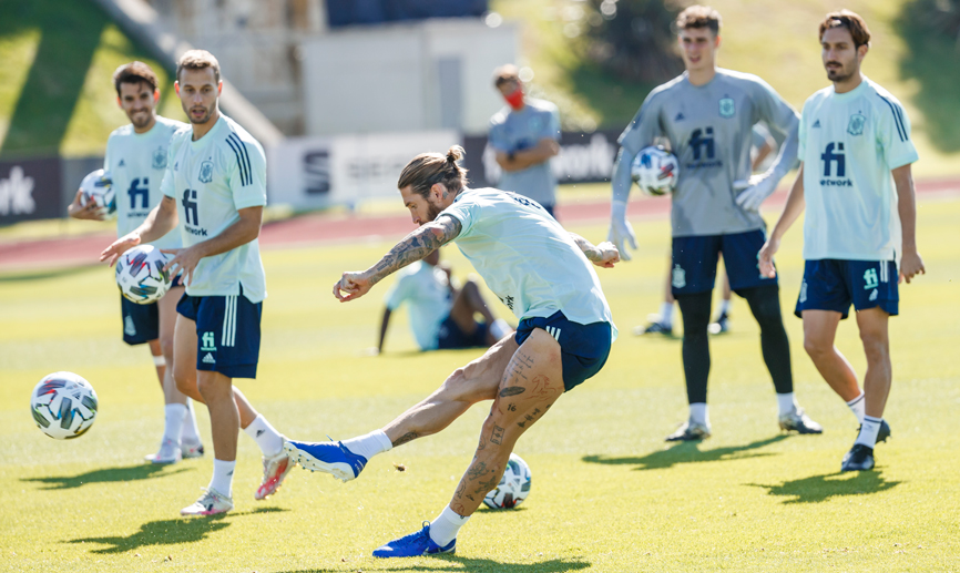 Sergio Ramos lanzando una falta durante el entreno