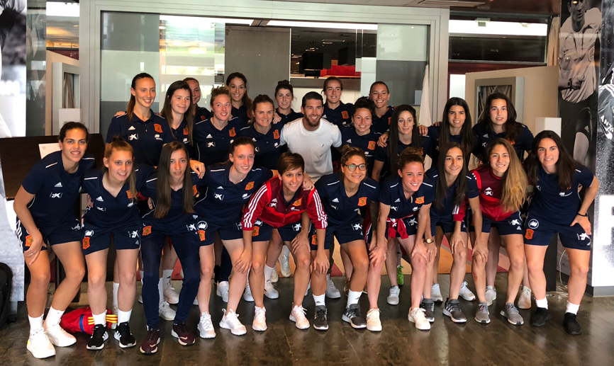 Sergio Ramos visita por sorpresa a las jugadoras de la Selección española