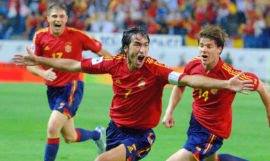 Raúl celebra su gol con Xabi Alonso y Joaquín de fondo