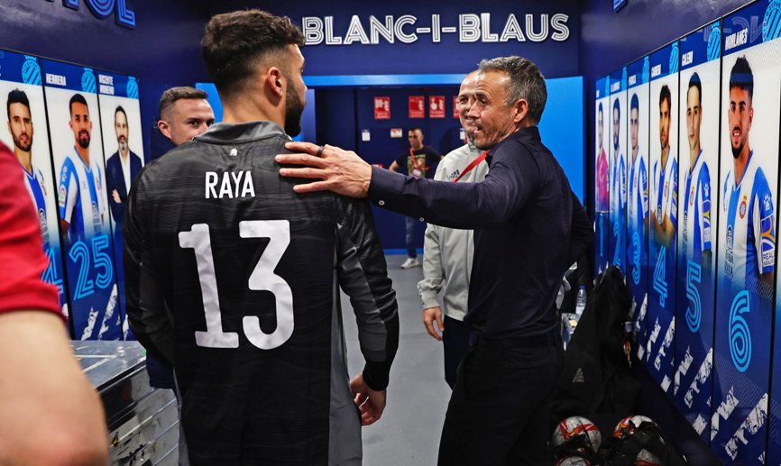 El seleccionador nacional, Luis Enrique Martínez, felicita a David Raya tras su debut