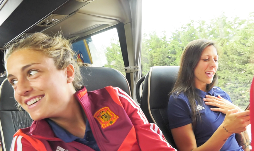 Jennifer Hermoso y Alexia Putellas escuchan el tema de Taburete