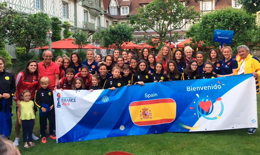 La Selección española femenina es recibida en Deauville (Francia)