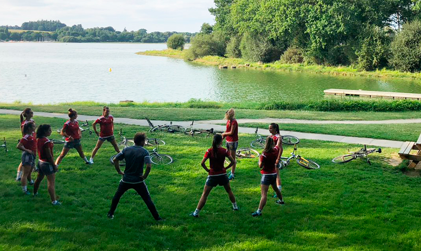 Las jugadoras de la Selección española Sub-20 femenina realizan ejercicios de estiramiento en Ploërmel (Francia)