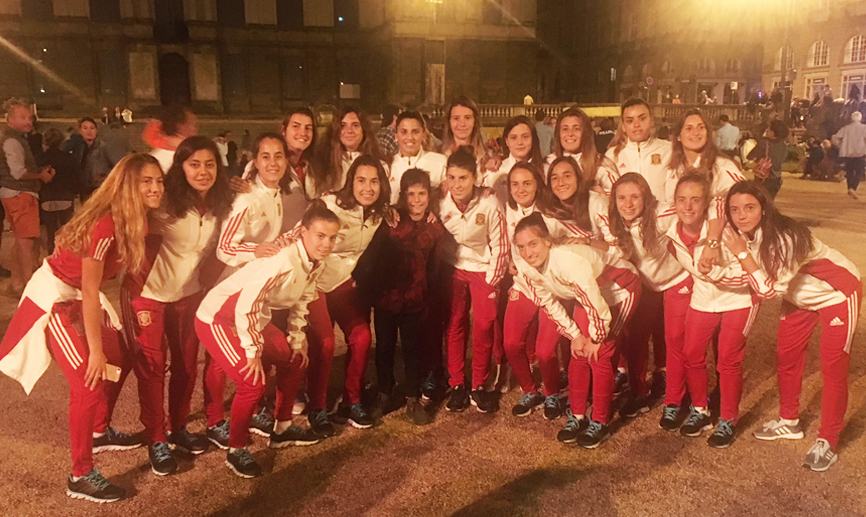 Las jugadoras de la Selección española Sub-20 posan en la plaza del Parlamento de Rennes