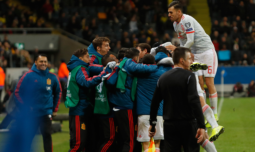Los jugadores de la Selección española festejan el gol de Rodrigo en Solna
