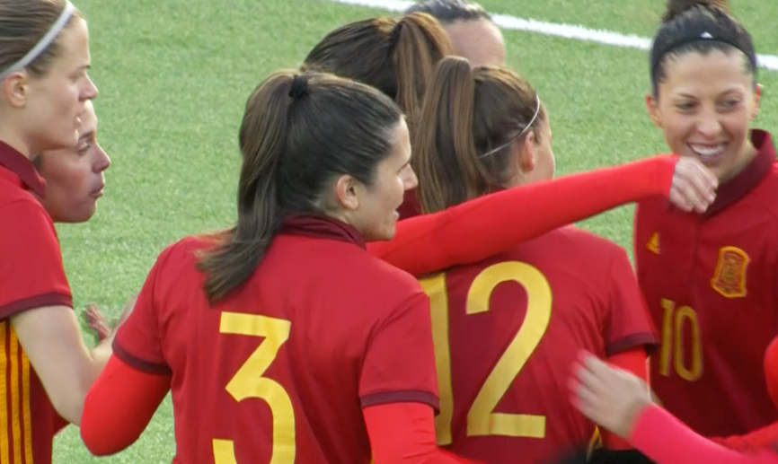 La selección española femenina celebra el segundo tanto en Helsinki