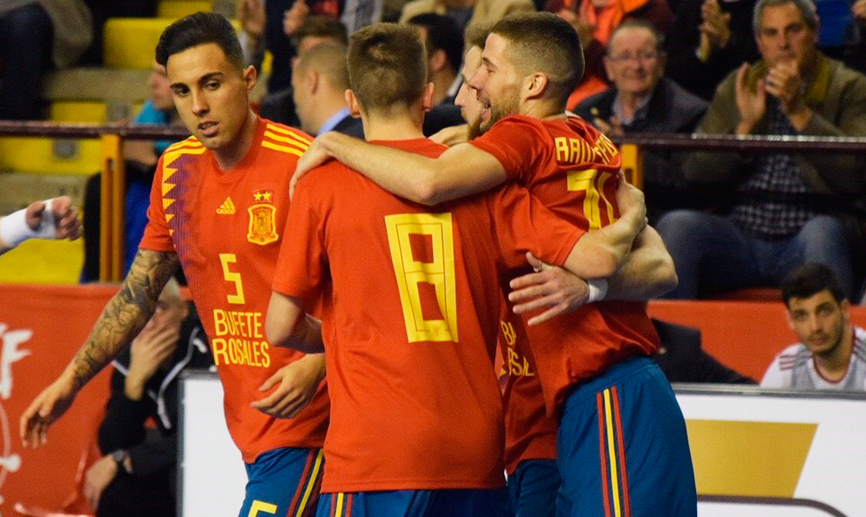 Los jugadores de la Selección española de fútbol sala celebran un tanto frente a Hungría