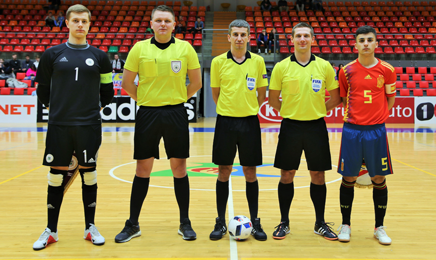 Los capitanes de Letonia y España junto al trío arbitral posan antes de su choque frente a Letonia