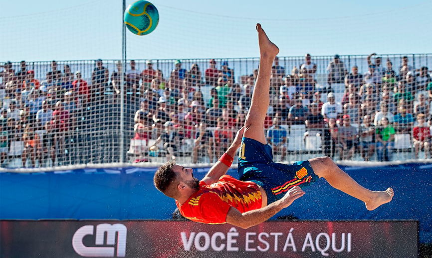 Llorenç remata durante el partido contra Suiza