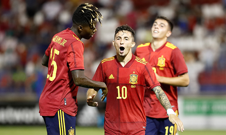 Yéremi Pino festeja uno de los goles de España