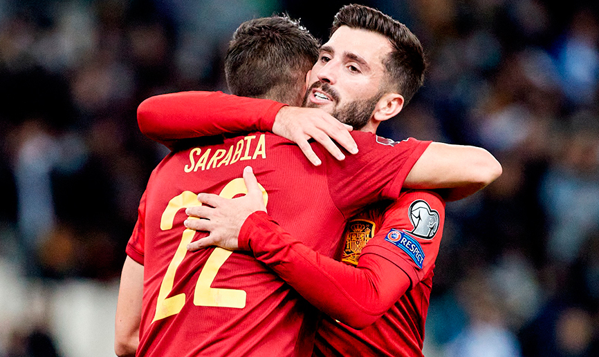 Gayà y Sarabia festejan el gol de España en Atenas