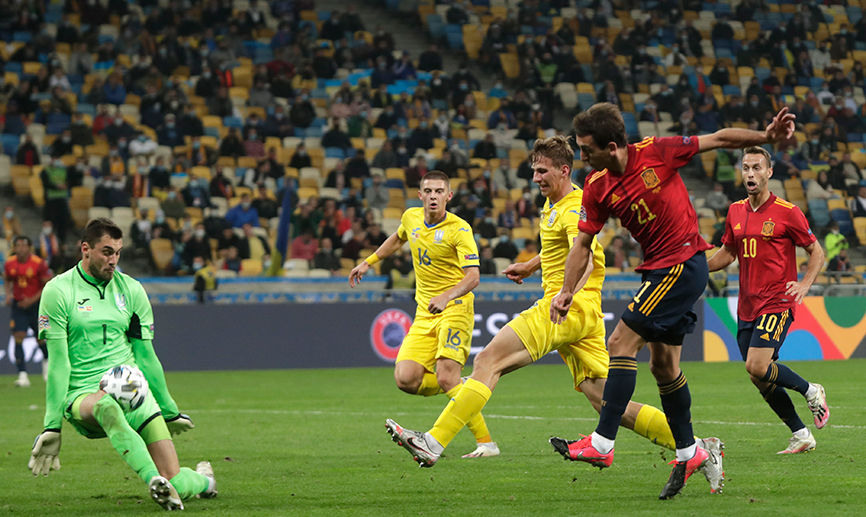 Mikel Oyarzabal remata a puerta en Kiev