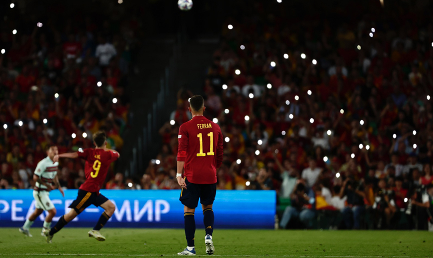 Momento del partido entre España y Portugal en Sevilla