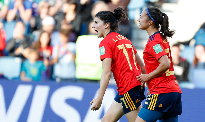 Lucía García celebra el tercer gol de España