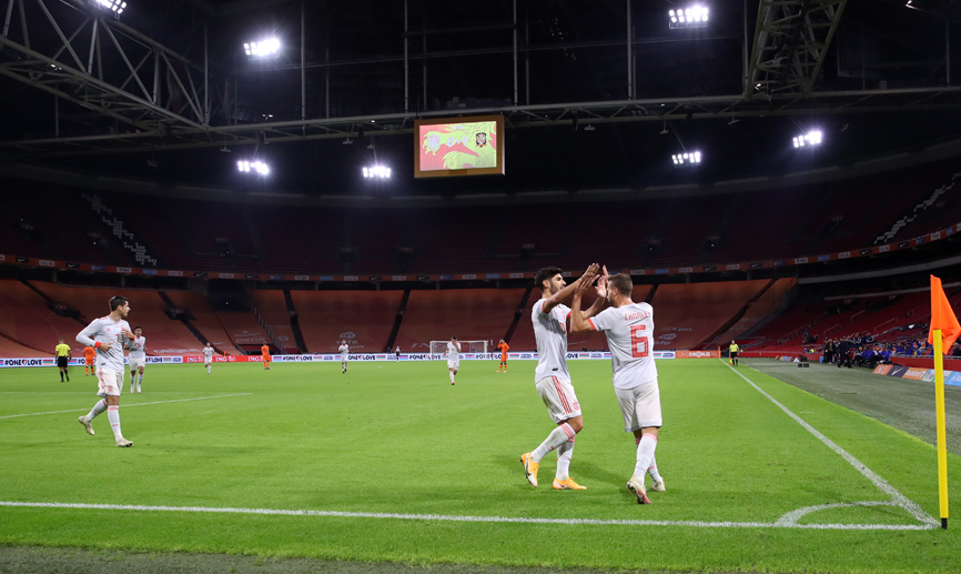 España celebra su gol en Ámsterdam