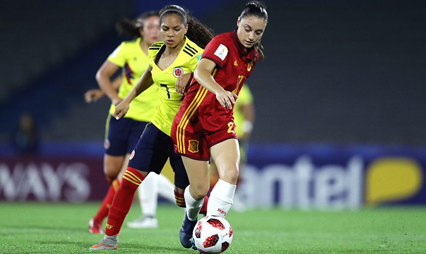 Aixa Salvador pelea un balón ante la jugadora colombiana