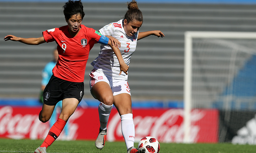 Ana Tejada pugna por un balón