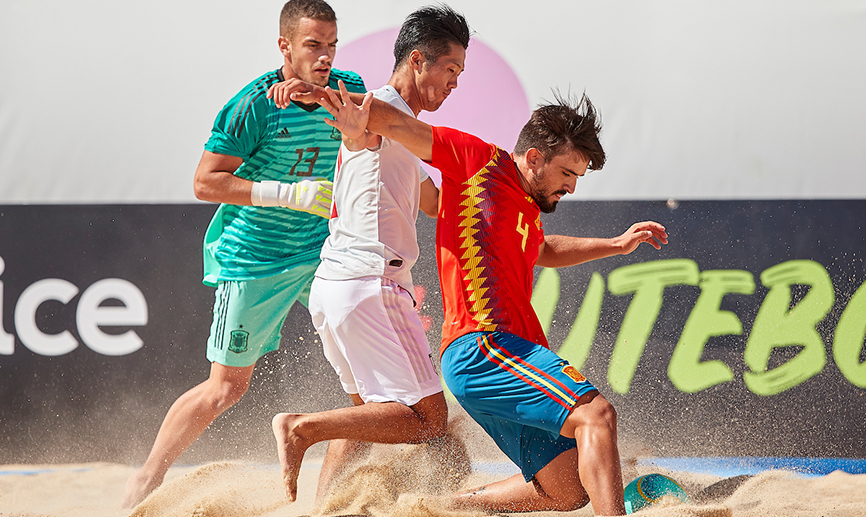 Pablo y Pedro luchan por la posesión ante un rival