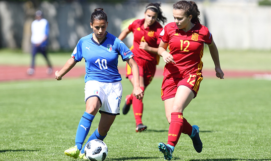 Leire Peña lucha por un balón con una jugadora italiana