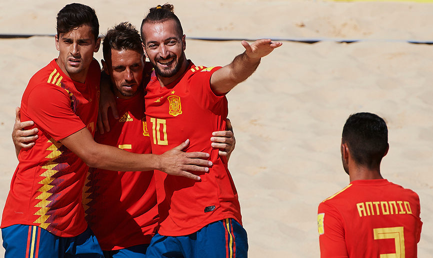 Los jugadores españoles celebran un gol