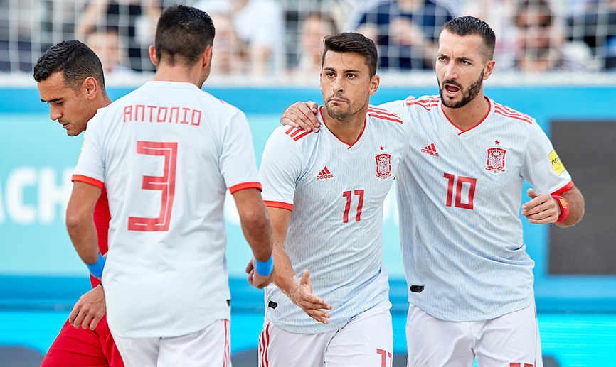 Antonio, Llorenç y Chiky celebran un gol