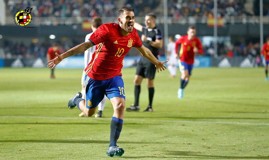 Dani Ceballos celebra uno de sus goles ante Eslovaquia