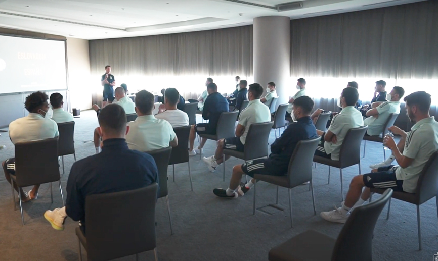 Sesión de vídeo de la Selección española antes de su partido frente a Eslovaquia