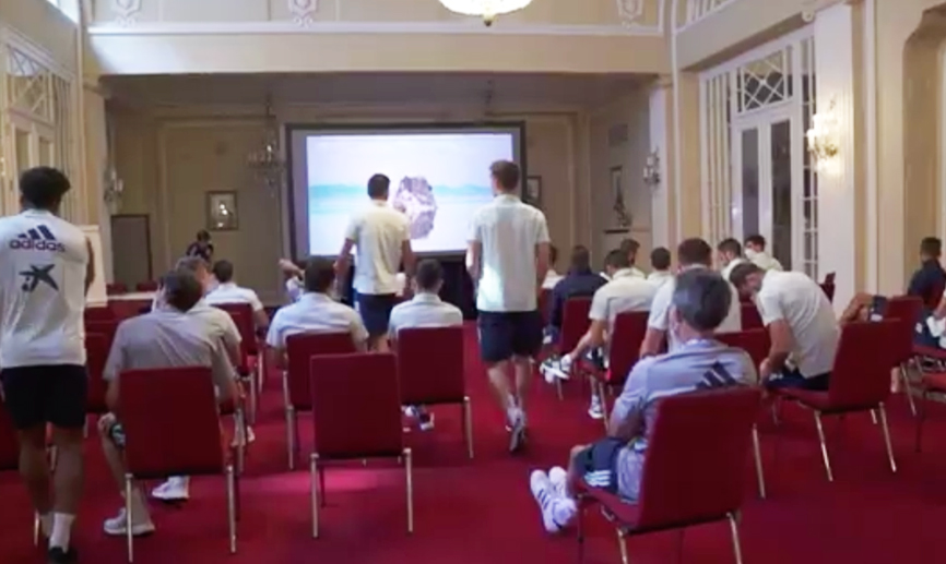 Sesión de vídeo de la Selección española antes de su partido frente a Suiza