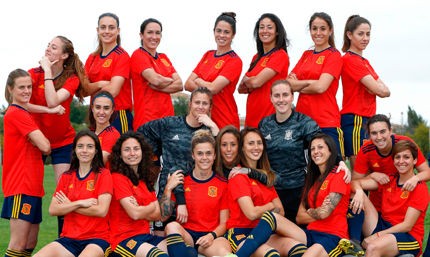 Las jugadoras de la Selección española posan con su nueva equipación