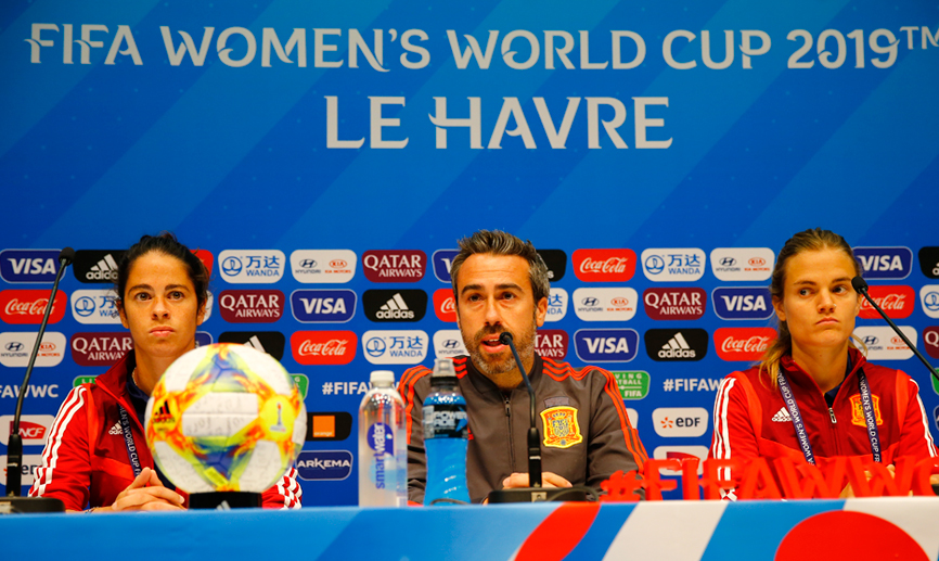 Jorge Vilda, Marta Torrejón e Irene Paredes en la rueda de prensa oficial