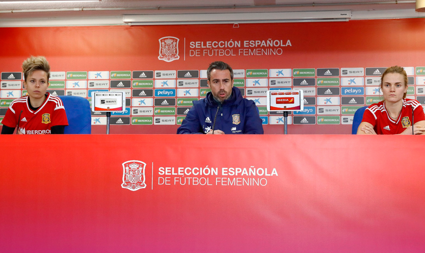 Jorge Vilda, Amanda Sampedro e Irene Paredes durante la conferencia de prensa
