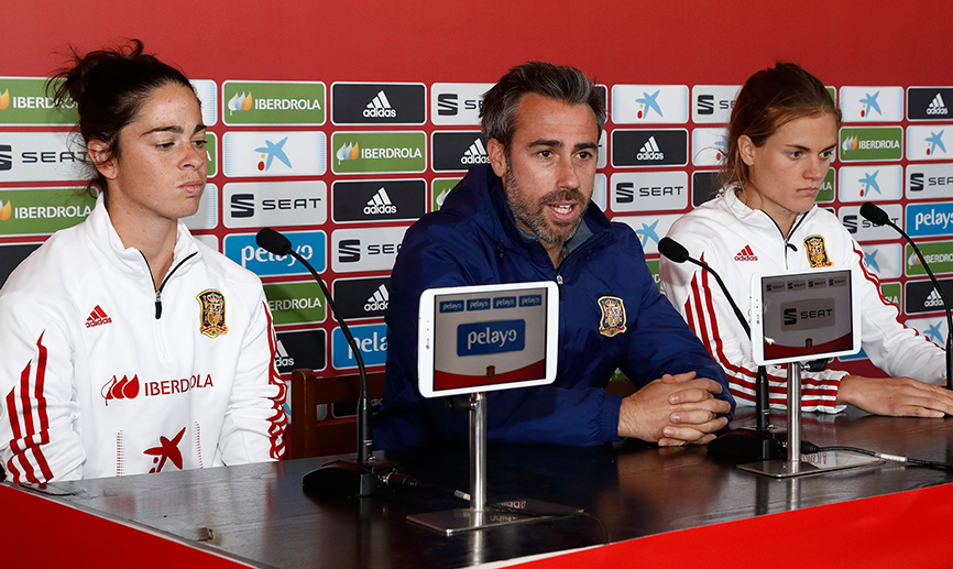 Jorge Vilda atiende a los medios en la sala de prensa del estadio Vicente Sanz de Don Benito