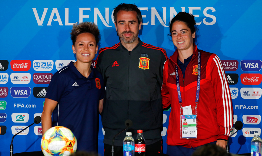 El seleccionador Jorge Vilda y las capitanas Amanda Sampedro y Marta Torrejón antes de su rueda de prensa en Francia