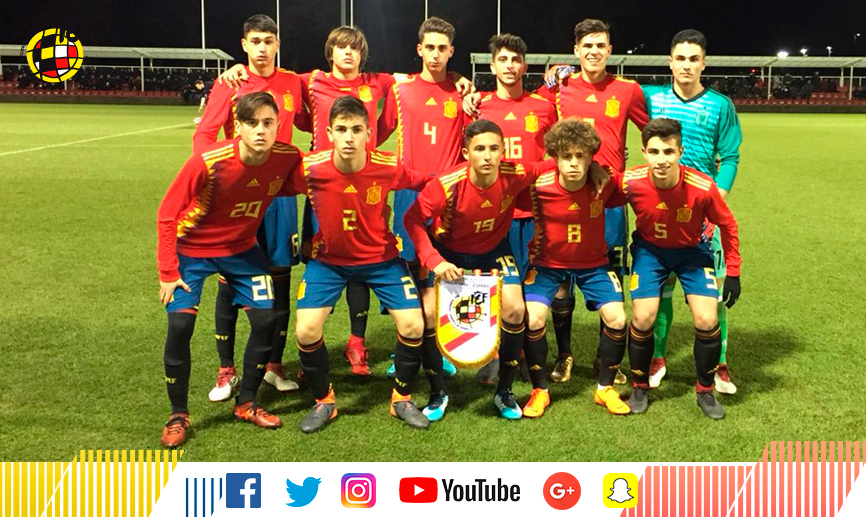 La selección española sub-16 posa antes de su encuentro frente a Inglaterra