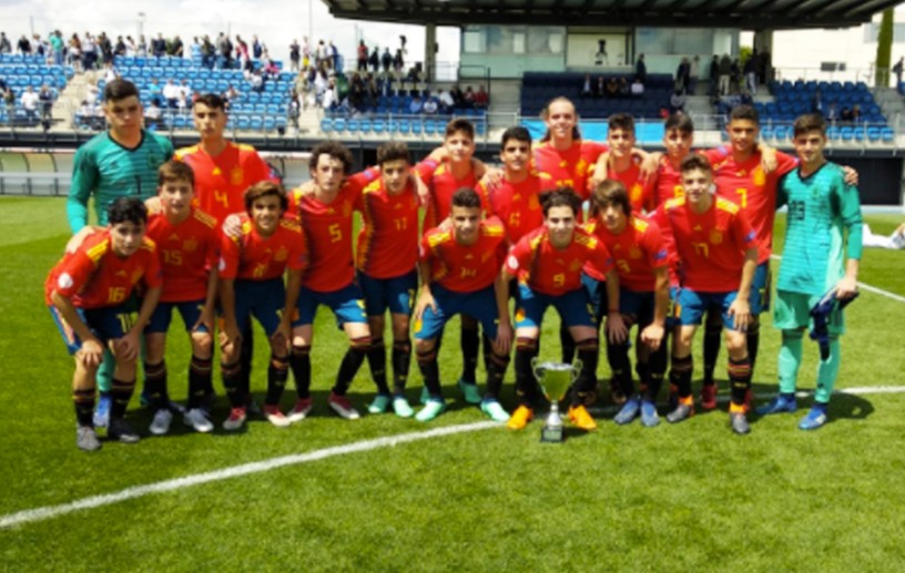 La selección española Sub-15 posa con el trofeo Miguel Malbo 