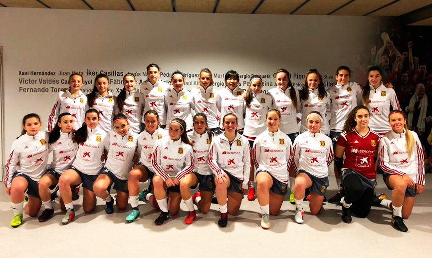 La Selección española Sub-16 femenina posa al término de su entrenamiento en la Ciudad del Fútbol
