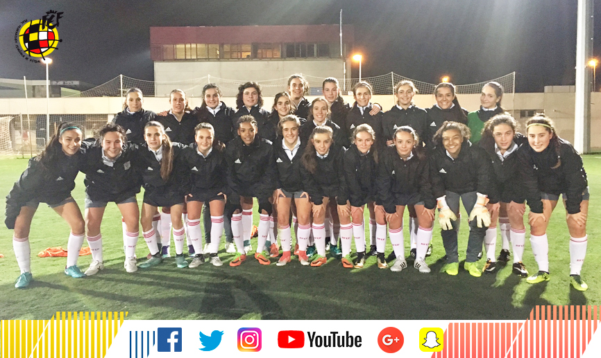 La selección española sub-16 femenina posa en la Ciudad del Fútbol