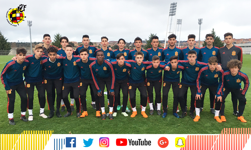 La selección española Sub-16 posa tras su entrenamiento en la Ciudad del Fútbol