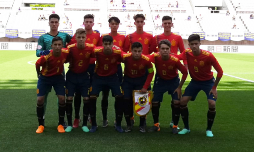 La Selección española Sub-16 posa antes de su encuentro frente a Senegal