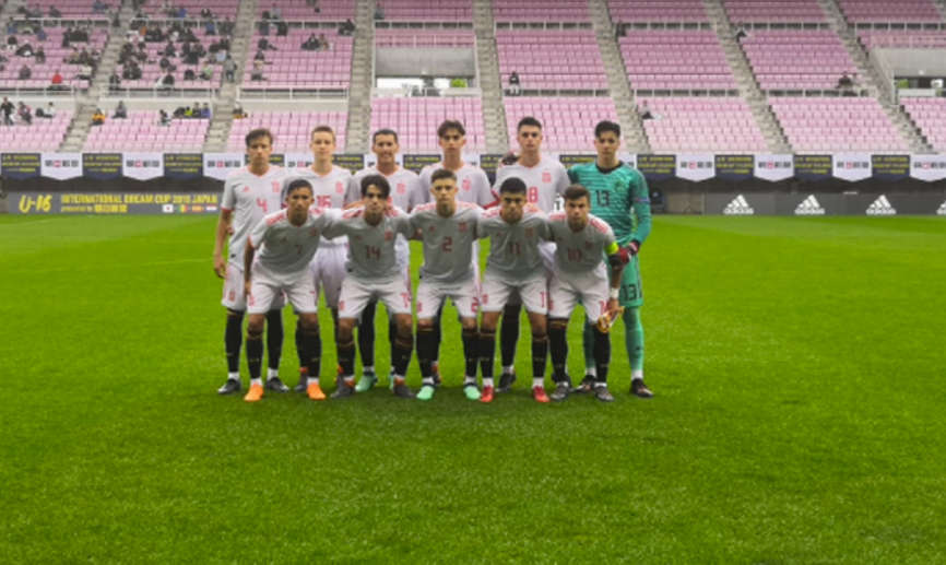 La Selección española Sub-16 posa antes de su encuentro frente a Paraguay