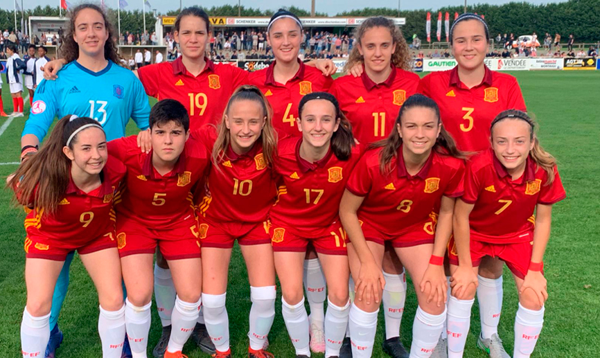 La Selección española Sub-16 femenina posa antes de su encuentro frente a Francia