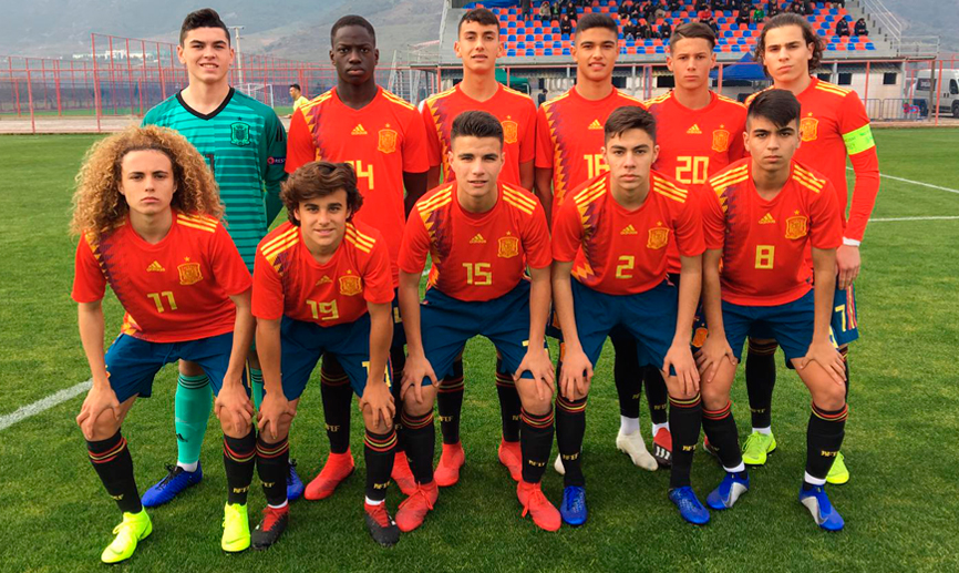 La Selección española Sub-16 posa antes de su encuentro contra Turquía en Izmir