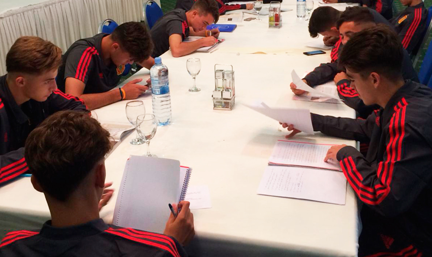 Los jugadores de la Selección española Sub-17 estudian en Skopje (Macedonia)