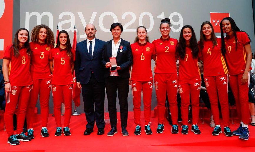 La Selección española Sub-17 femenina recibe la Medalla de Plata de la Comunidad de Madrid