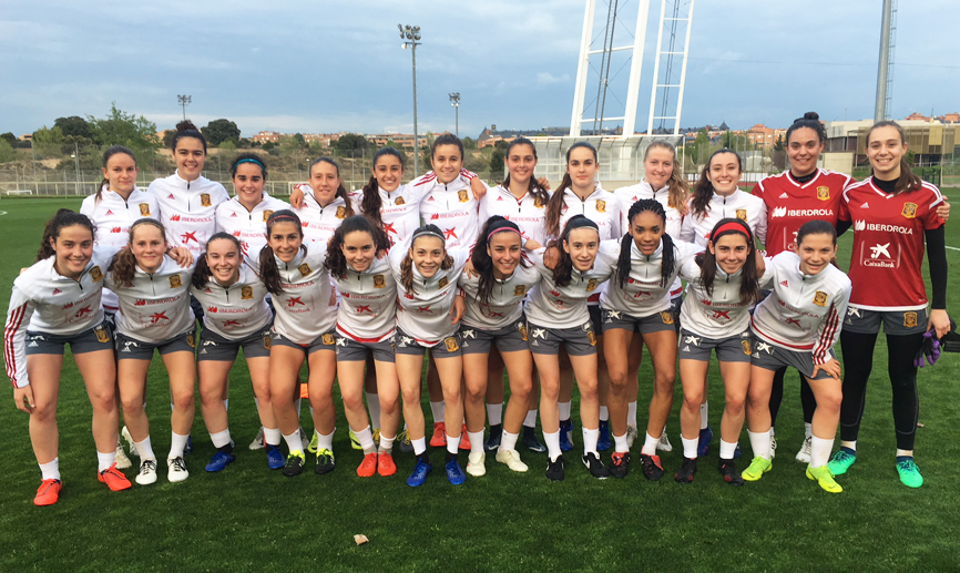 La Selección española Sub-17 femenina posa en la Ciudad del Fútbol de Las Rozas