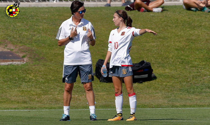La Seleccionadora femenina Sub-17 Toña Is da instrucciones a una jugadora